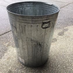 Aluminum 32 Gallon Garbage Can     No Lid.     Interior Surface Rust
