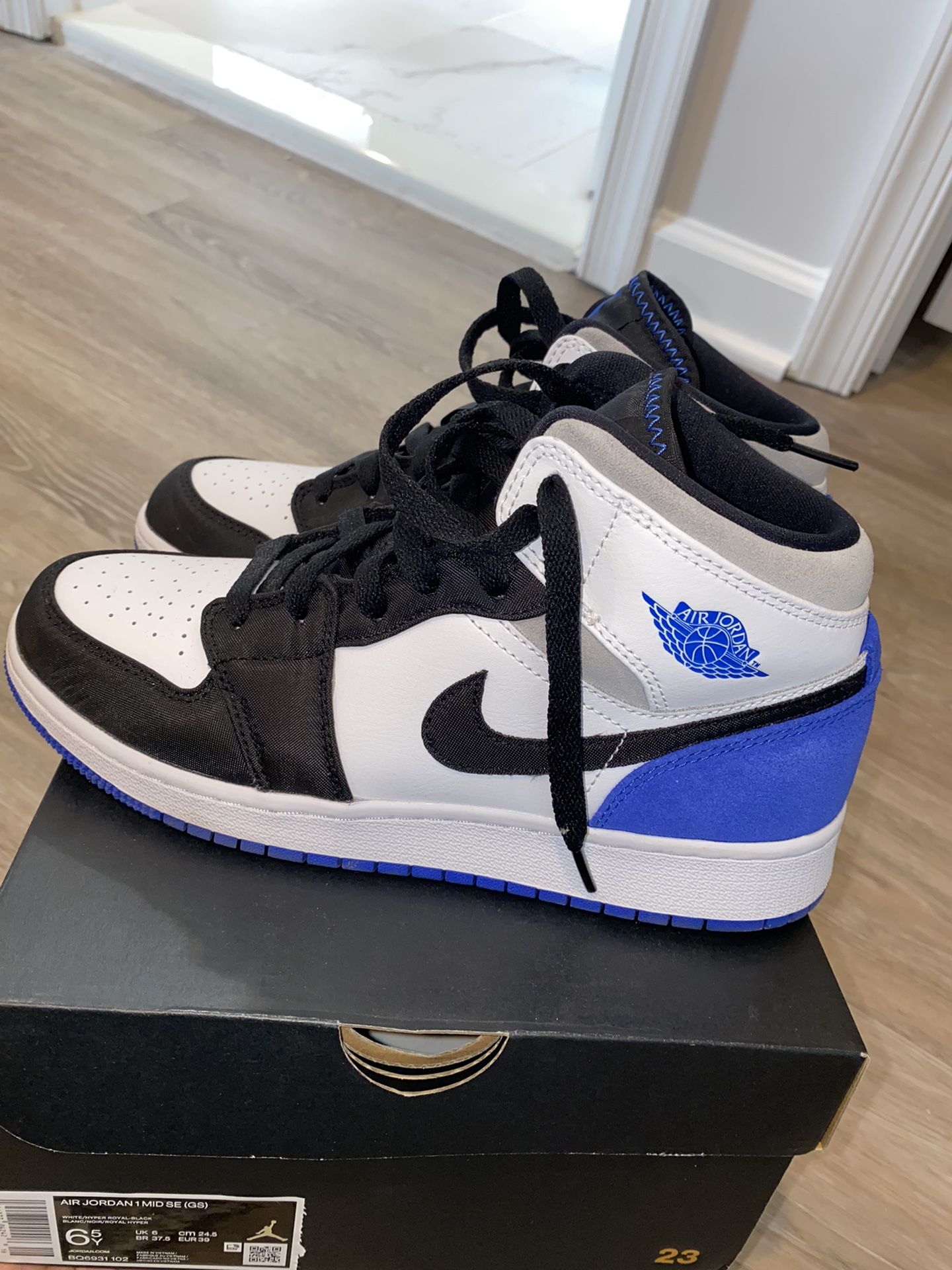 Air Jordan 1 Mid SE (GS) for Sale in Uppr Marlboro, MD - OfferUp