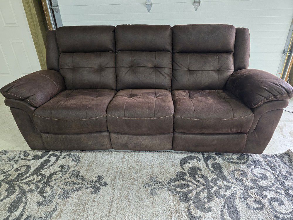 Power Recline Couch with Rug $550