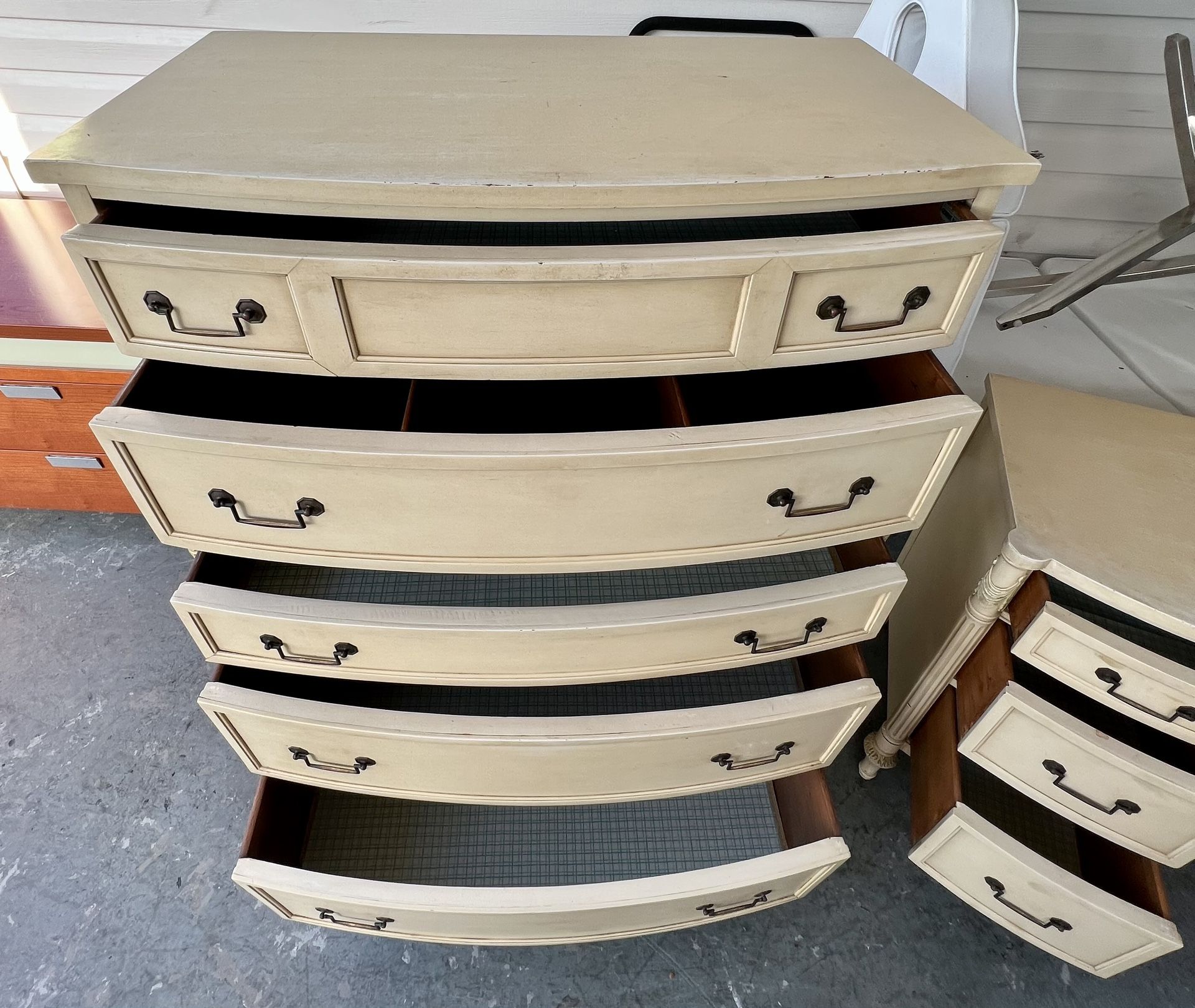 Solid Wood Set Of Chest Of Drawers And Vanity/Desk! Measurements In