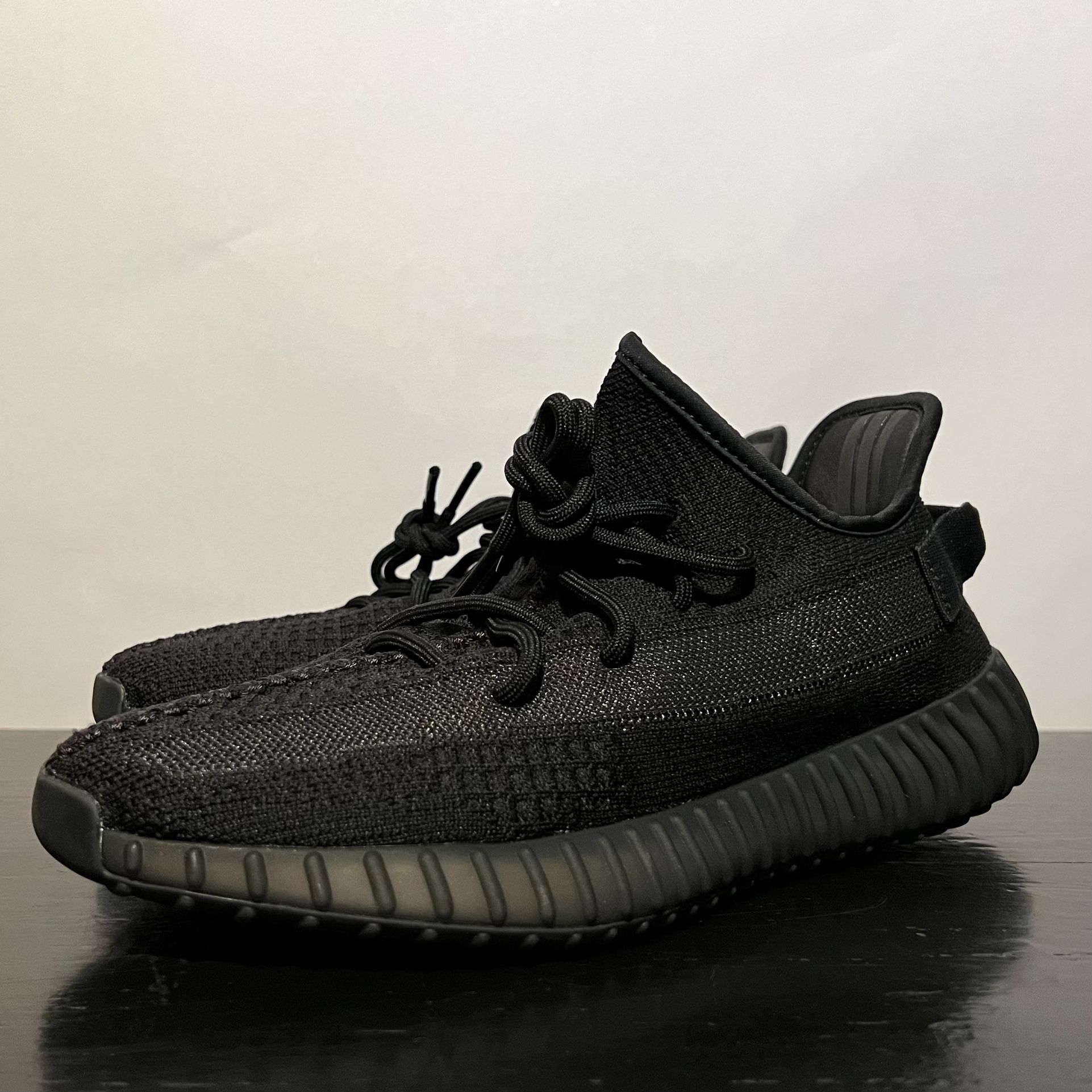YEEZY 350 ONYX SIZE 9.5M