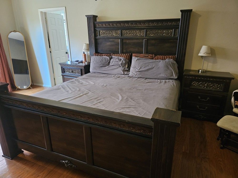 King Size Bed, 2 Night Stands & Dresser with Mirror
