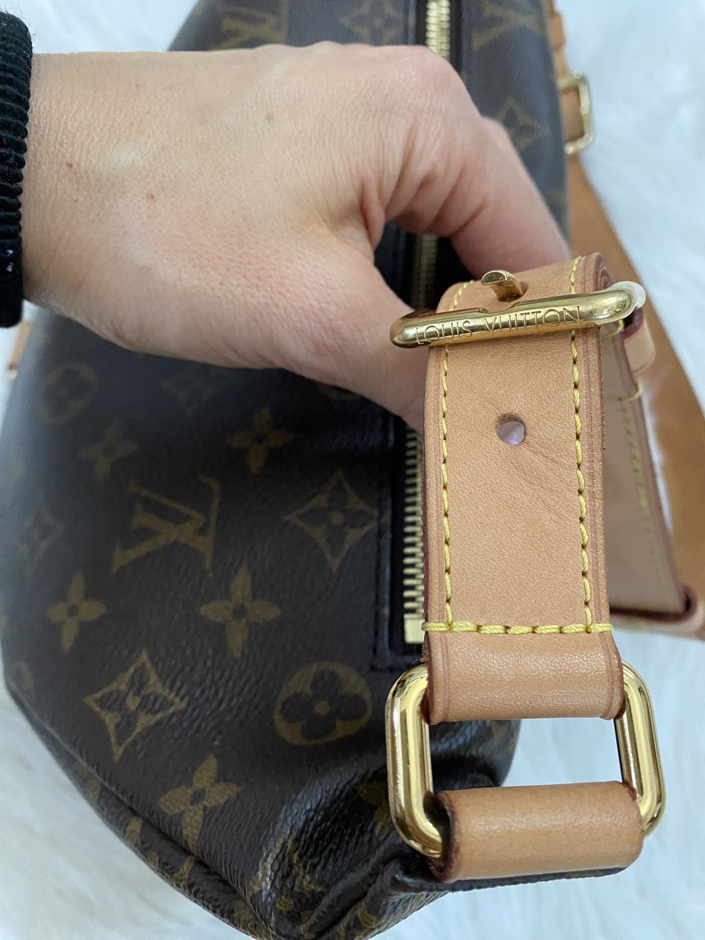 Louis Vuitton Monogram Shadow Discovery Bum Bag for Sale in Lincoln, CA -  OfferUp