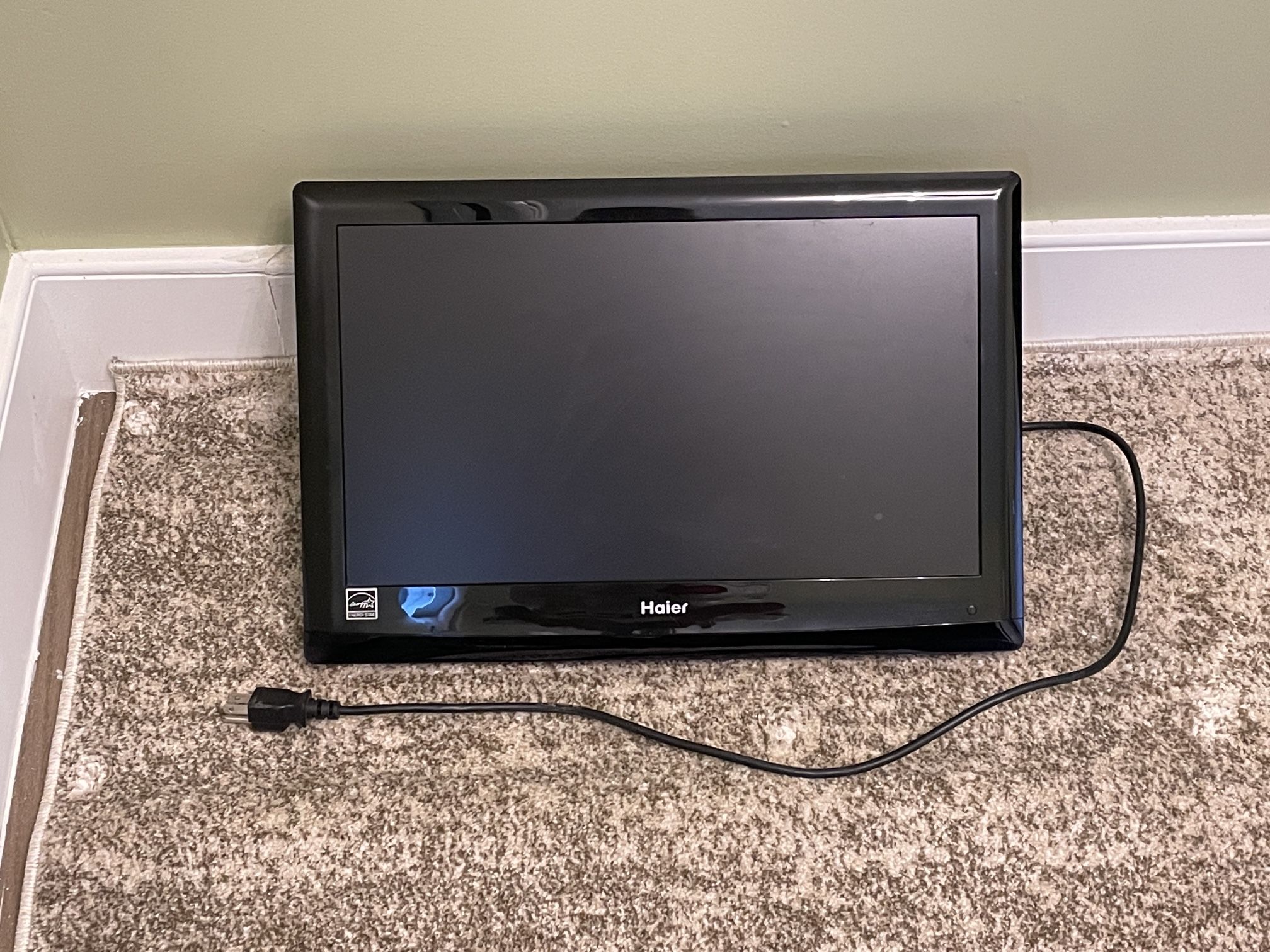 Haier LED 19” TV with Mount