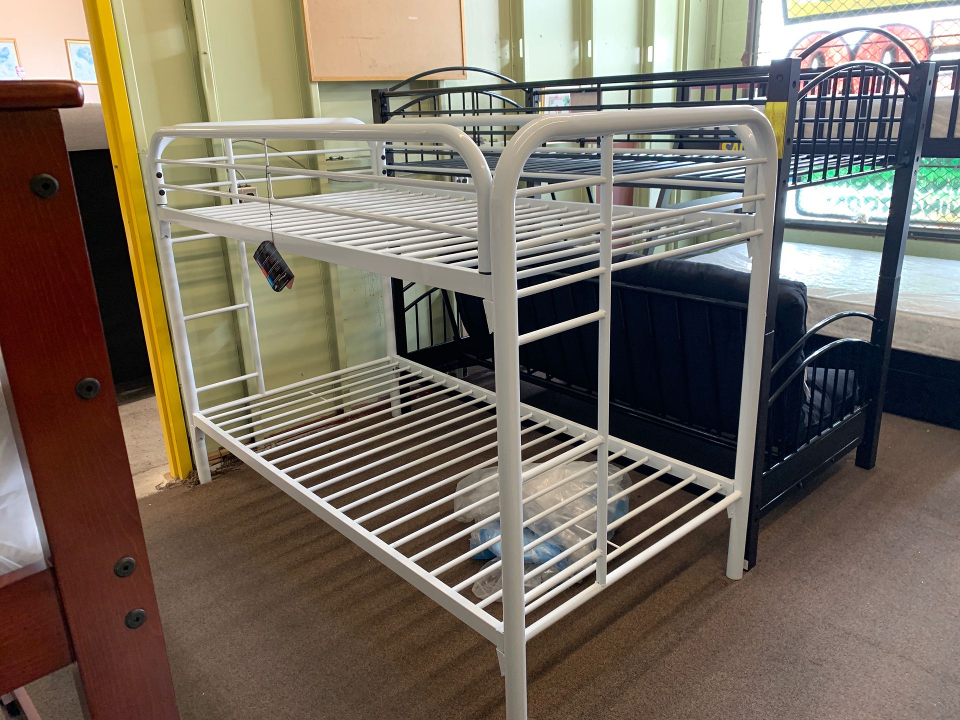 Twin/twin bunk bed