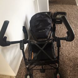 Maxi -cosi carseat with 2 base and a car.