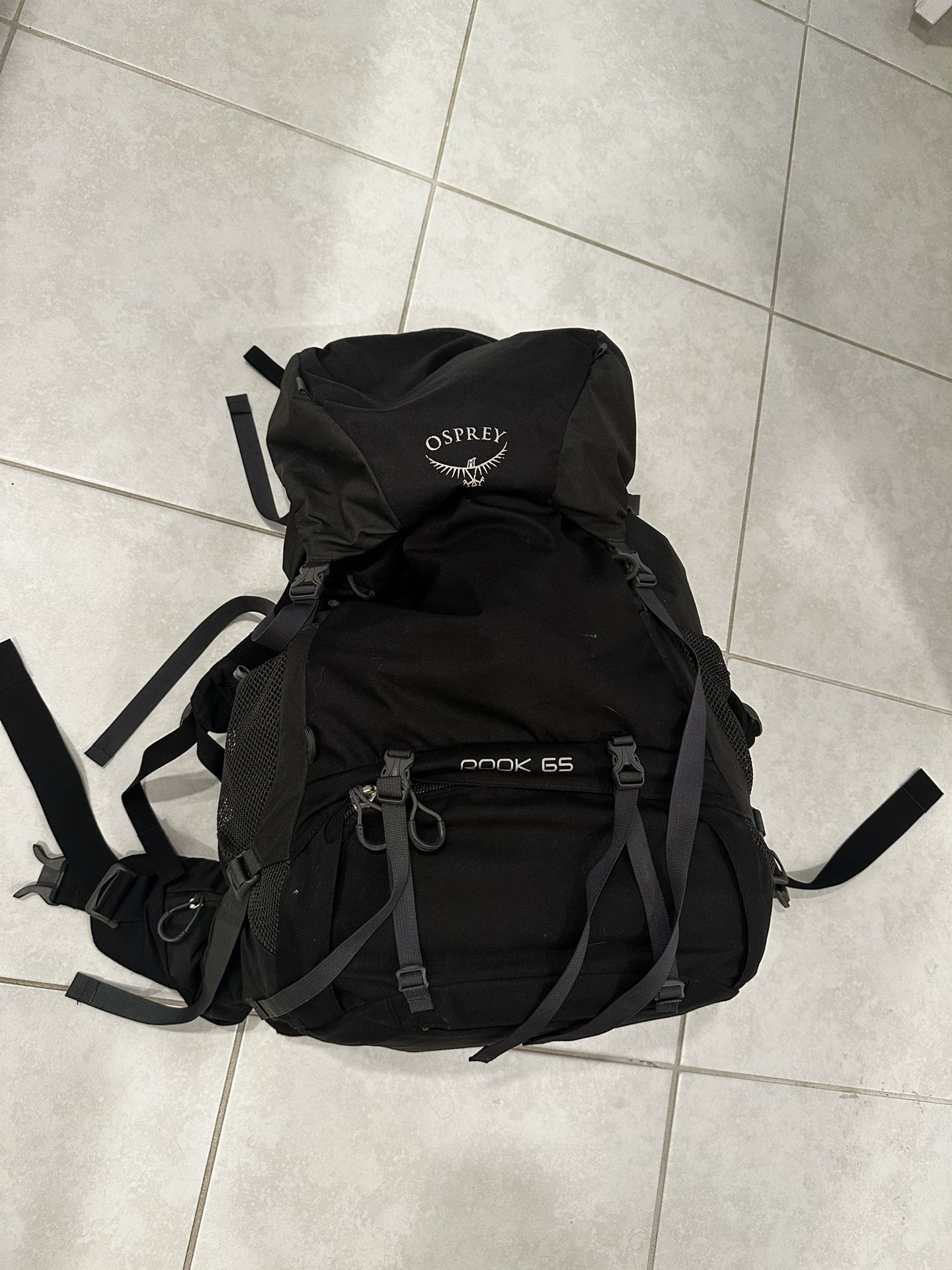 Osprey Rook 65L Men's Backpacking Backpack, HIKING BACKPACK Dark Charcoal/Silver Lining