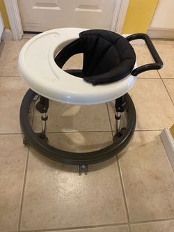 Foldable toddler walker