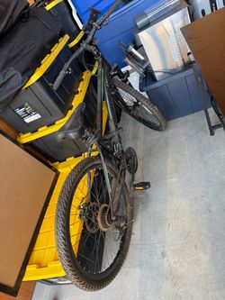 Black and green adult Schwinn mountain bike with lock, phone holder and water bottle holder