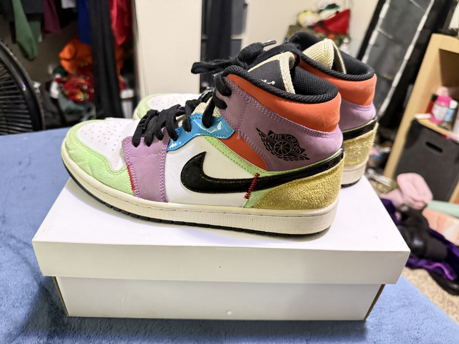 Women’s Air Jordan 1 mid se “lightbulb”