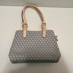Dooney bourke woman hand bag