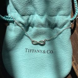 Tiffany & Co - infinity Necklace 