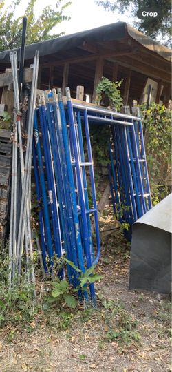 12 scaffolding heavy duty construction tubes / comes with everything and in good condition lmk 📲💯