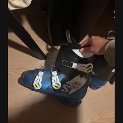 LOW PRICE MOVING- $300 SALOMON SKI BOOTS