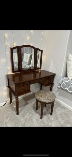 Excellent Condition Vanity