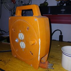 Retractable extension chord box reel with two outlet plugs