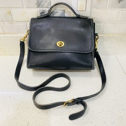 Vintage Coach B8C-9870 Black Leather Turn Lock Close Detachable Crossbody Strap. Great vintage condition and well maintained. Check beautiful pictures