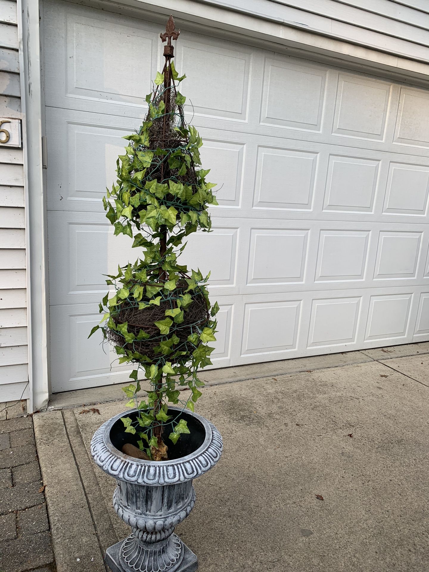 Iron plant stand topiary
