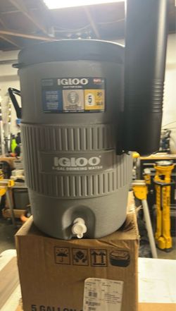 IGLOO 5 gallon cooler with cup holder