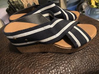 Woman’s wedges size 7