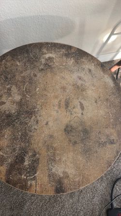 Brown circular table￼