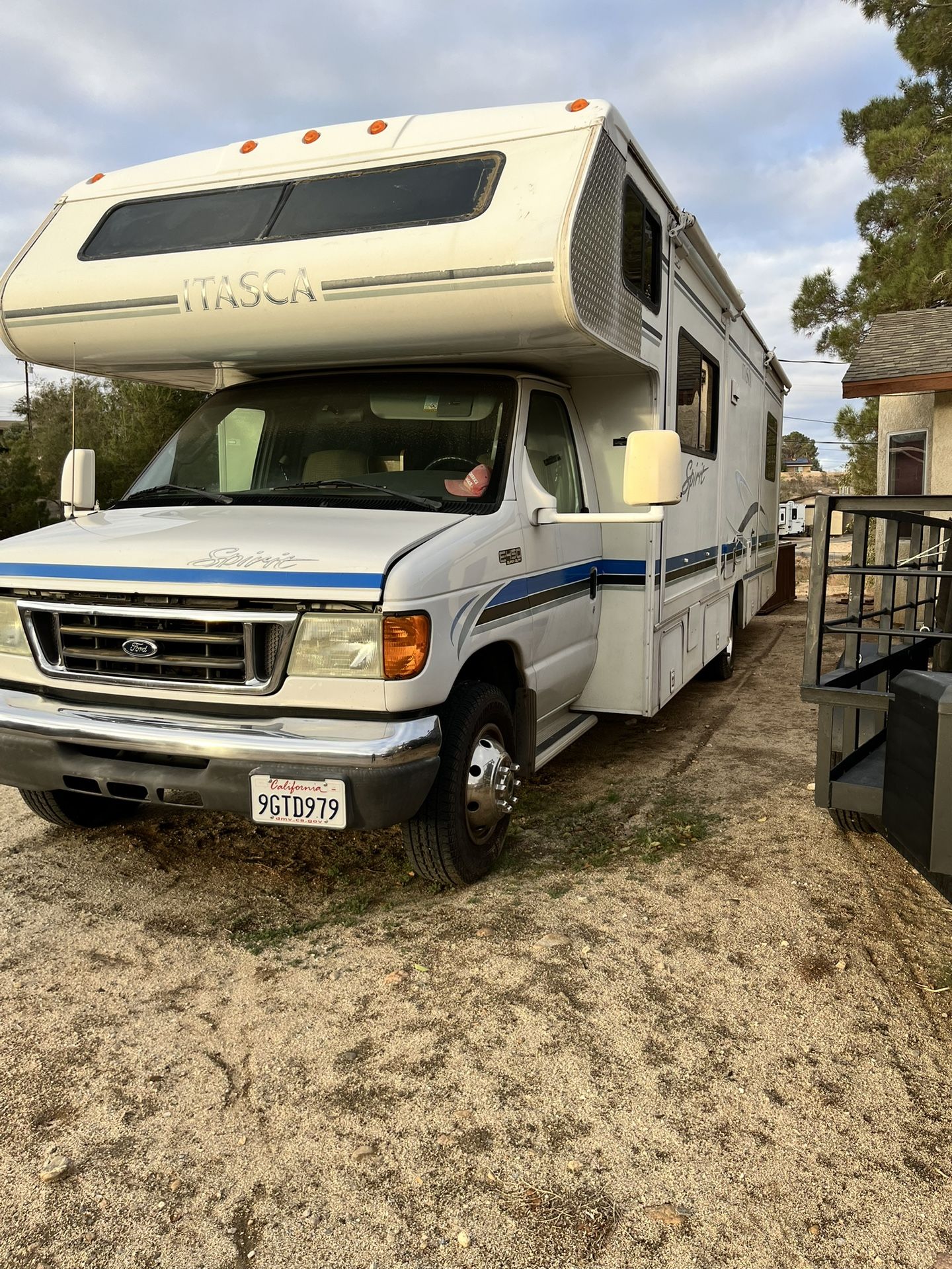 2005 FORD 28FT MOTORHOME DUAL SLIDES