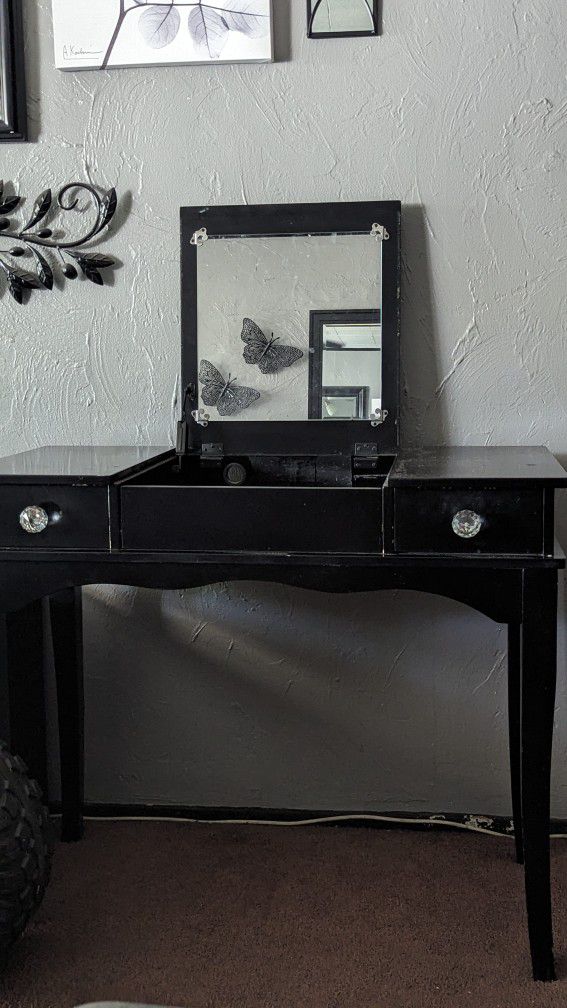 Vanity Table With Two Drawers On With Mirror 