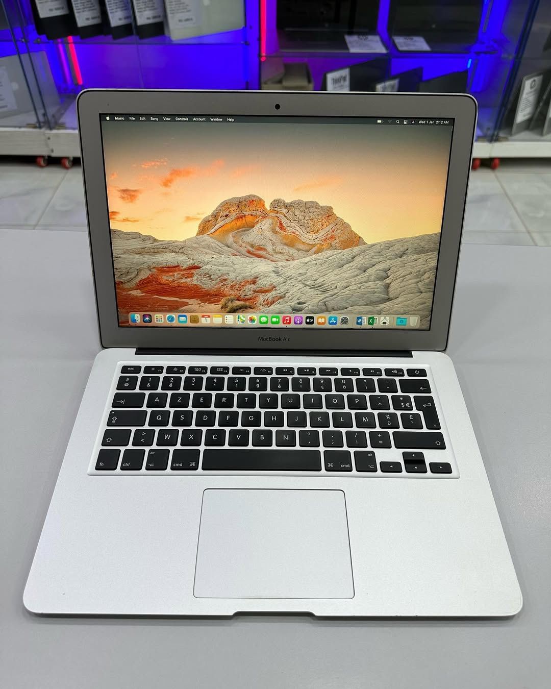 Apple MacBook Air β’ Core i5 β’ 4GB RAM β’ 512GB SSD β’ Warranty + Like New β