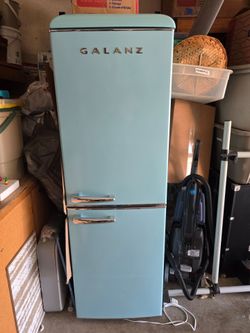 Galanz Retro Bottom Freezer Refrigerator