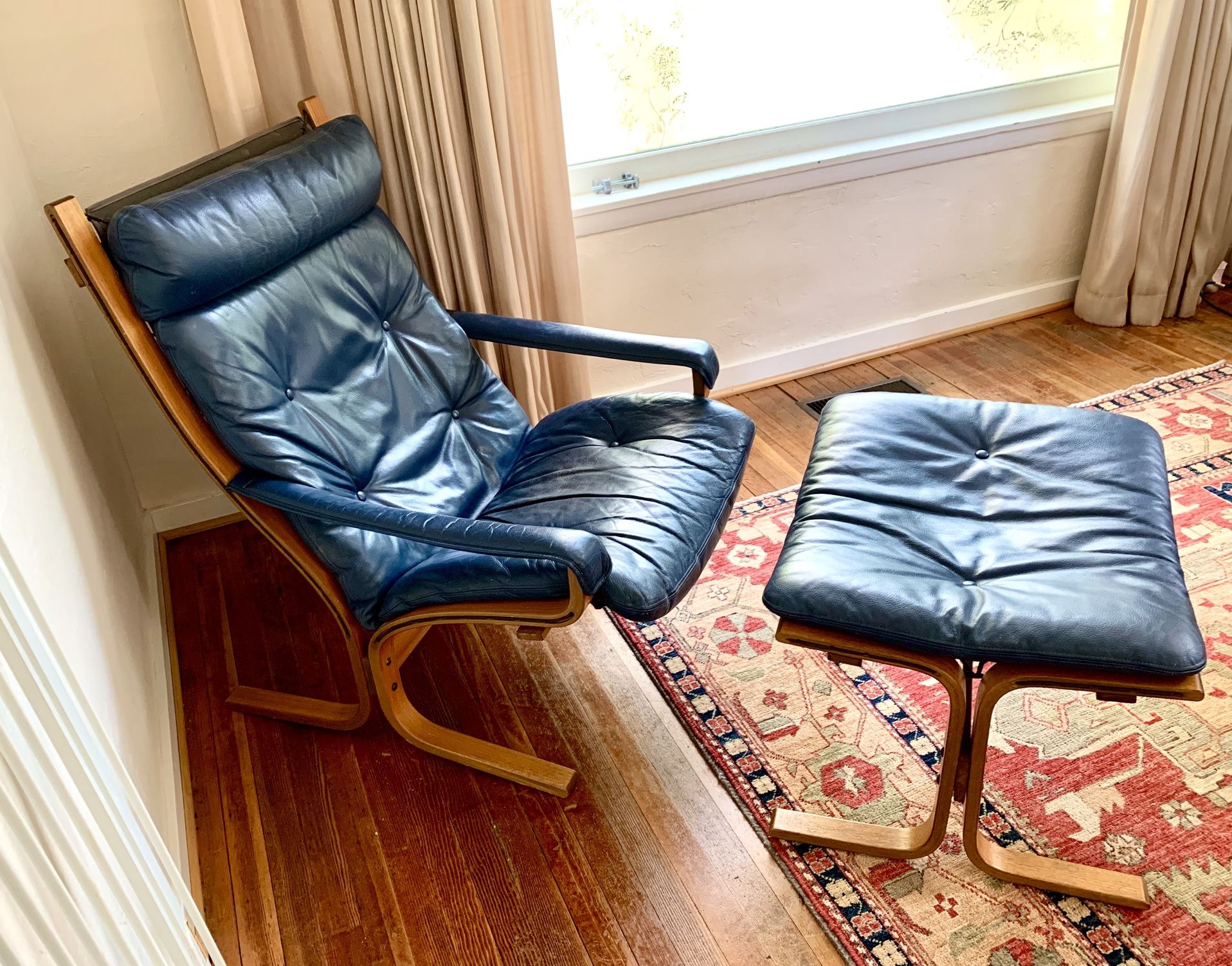 Set of Norwegian Siesta Leather Lounge Chair with Ottoman
