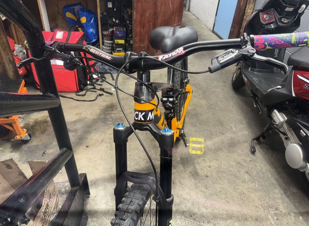 The bike is a trek, full suspension with Fox front suspension, renthal handlebars, very good brakes, good tires, yellow with black I take care of it v