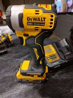 New DeWalt 20v 1/2" max cordless impact wrench W/1.7ah power stack battery and charger