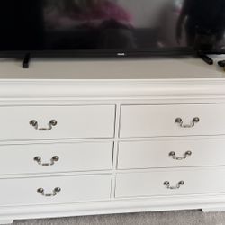 White Dresser $150 Side Had A Crack Feature On The Picture 