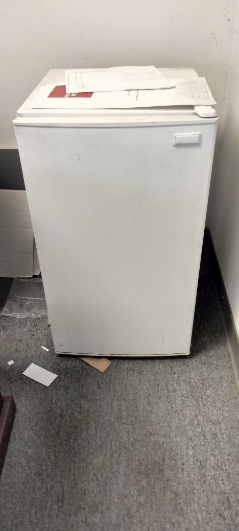 (OBO) MagicChef Mini Fridge