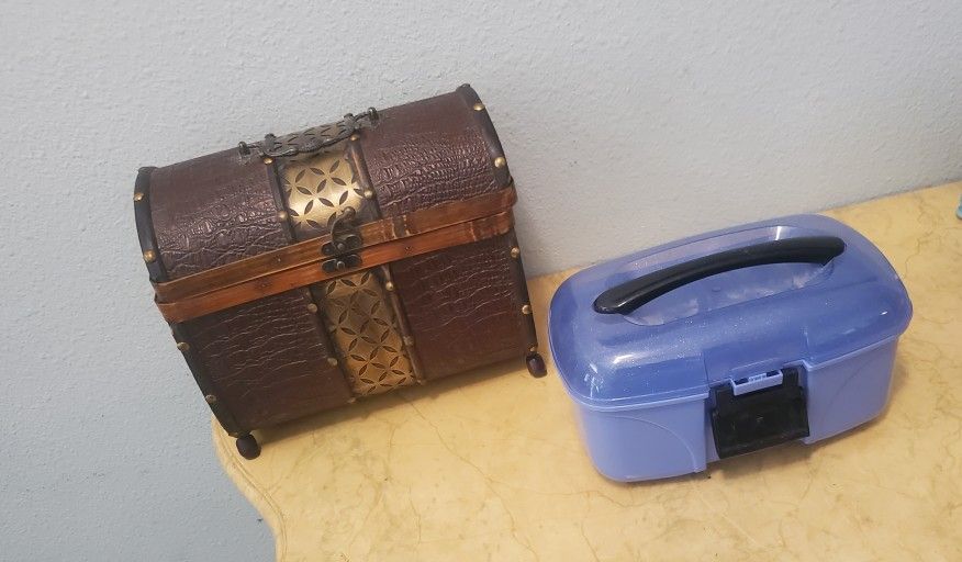 2 Storage Containers