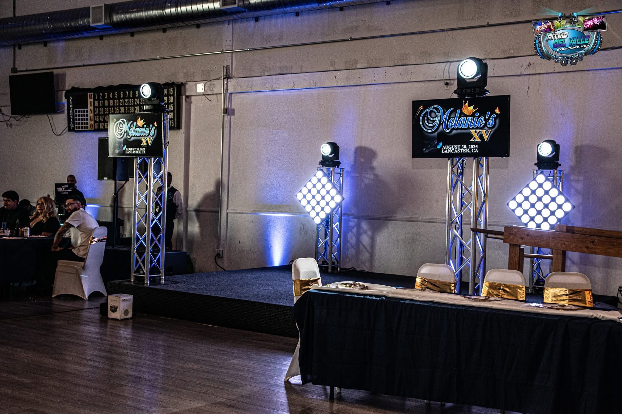 Dj , dance in the clouds, cold sparks, cabezones, robots, photobooths and much more