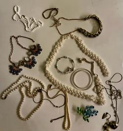 Lot of vintage pearl necklaces, jewelry