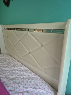 Queen size bedroom set