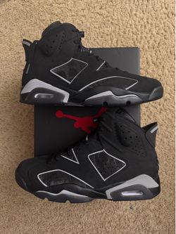 Size 9.5 (Brand new with box) - Air Jordan 6 retro cap and gown