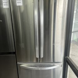 Final Sale/ 30”wide Top Fridge With Bottom Freezer & Ice Maker 