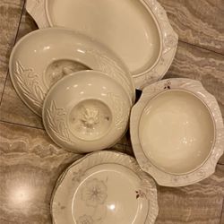 8 pc of dining dinner serving set 4 plates 1 bow 1 tray with 2 lids