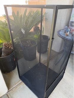 Chameleon enclosure