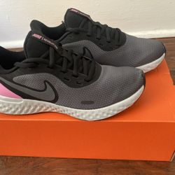 WOMENS NIKE REVOLUTION 5 