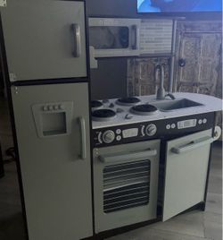 Toy kitchen