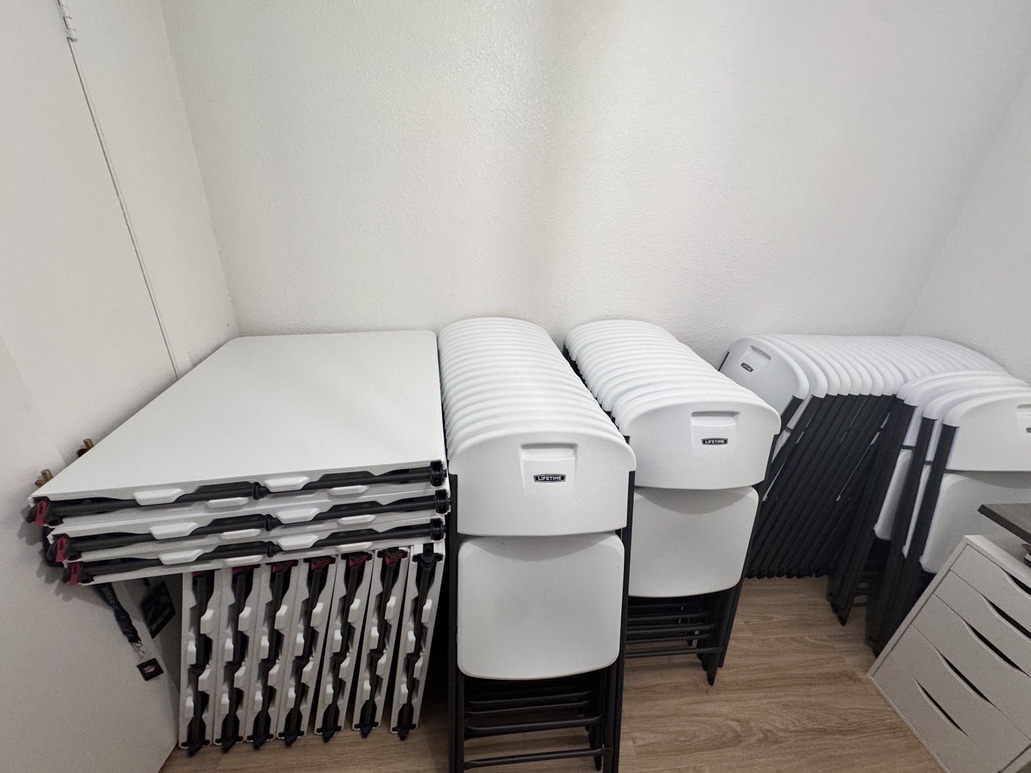 Chairs/Tables
