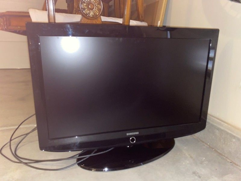 Samsung Tvs 42" And 32" Inch