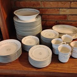 Fine China
Signature Collection 114 Petite Bouquet Japan Set of 63 Pieces
A great wedding gift. 