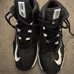 Nike Youth Size 5.5 Basketball Shoes