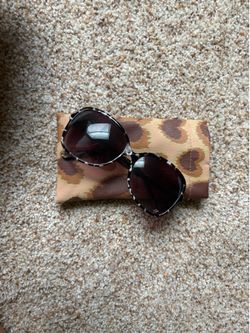 Sunglasses with pouch