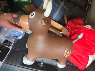 Inflatable bull bouncer